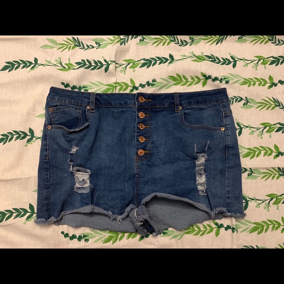 Plus size frayed jean shorts - Picture 3 of 5